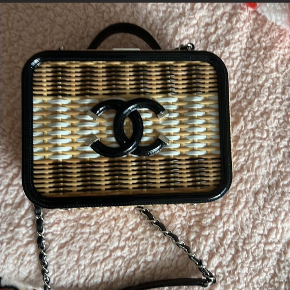 Chanel Vanity Rattan Wicker Bag. 💜 - Picture 3 of 6